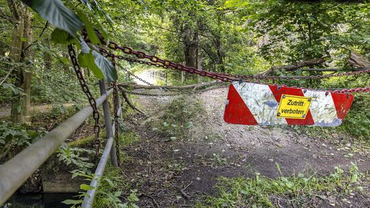 Die Brücke über den Mühlengraben in Heuzert ist weiterhin gesperrt. Klarheit im Streit um den Grenzverlauf in dem Bereich soll l