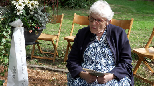 82 Jahre nach der Ermordung ihres Großcousins besucht Manette Degrell-Konsbrück den Ort des Verbrechens.