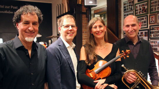 Zauberhaft nostalgische Revue: Das Ensemble „Federboa & Zylinder“ mit (von links) Guillermo Banz, Jörg Adler, Heilswint Hausmann