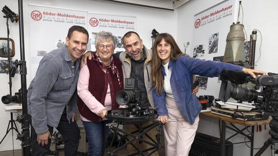 Zwei Generation, viermal Leidenschaft fürs Fotografieren, ein enges Familienband: (von links) Tim Moldenhauer, Bettina Röder-Mol