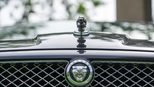 Beim Oldtimertreff am Deutschen Eck gab es einige ausgewählte Schätzchen zu sehen: Auch ein Jaguar XJ X350 wurde aus der Garage