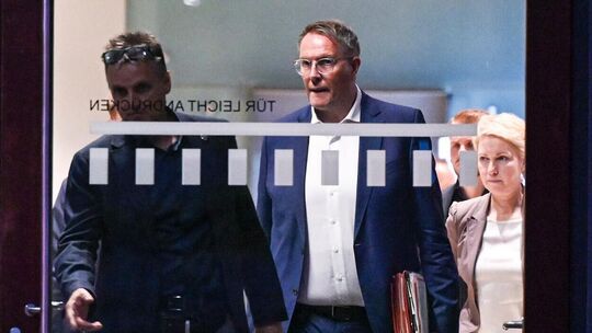 Können Alexander Schweitzer (Bildmitte) und Manuela Schwesig die SPD aus dem Tal herausführen? SPD-Landrat Marko Boos (Kreis May