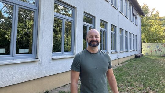 Das Hauptgebäude der Burgschule wurde 1964 als Dorfschule errichtet. Der kommissarische Schulleiter Julian Vogel schätzt die ruh