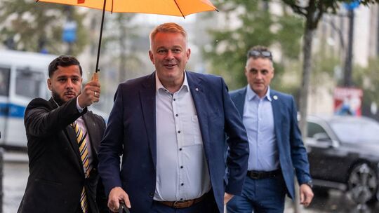 Gut behütet: Der rheinland-pfälzische CDU-Vorsitzende Gordon Schnieder auf dem Weg in die Berliner Parteizentrale. Gut behütet: Der rheinland-pfälzische CDU-Vorsitzende Gordon Schnieder auf dem Weg in die Berliner Parteizentrale.