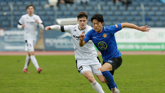 Tomoya Kurogi (blaues Trikot) wird der TuS Koblenz lange nicht zur Verfügung stehen. Er zog sich im Spiel gegen den TuS Mechters