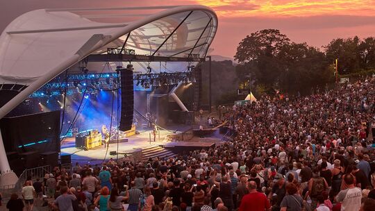 Viele tausend Zuschauer verfolgen das Konzert der Rockband ZZ-Top auf der Freilichtbühne Loreley. Wir sprachen mit Musikern, die Viele tausend Zuschauer verfolgen das Konzert der Rockband ZZ-Top auf der Freilichtbühne Loreley. Wir sprachen mit Musikern, die