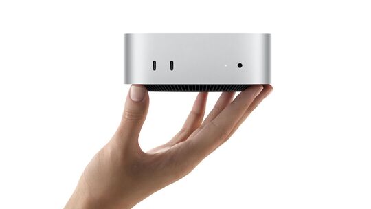 Der neue Apple Mac mini in einer Hand Der neue Apple Mac mini in einer Hand