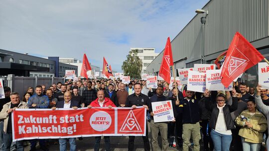 Es ist „Zeit zu handeln“ betonen die Mitarbeiter von ZF am Aktionstag der IG Metall für eine starke Automobilindustrie.