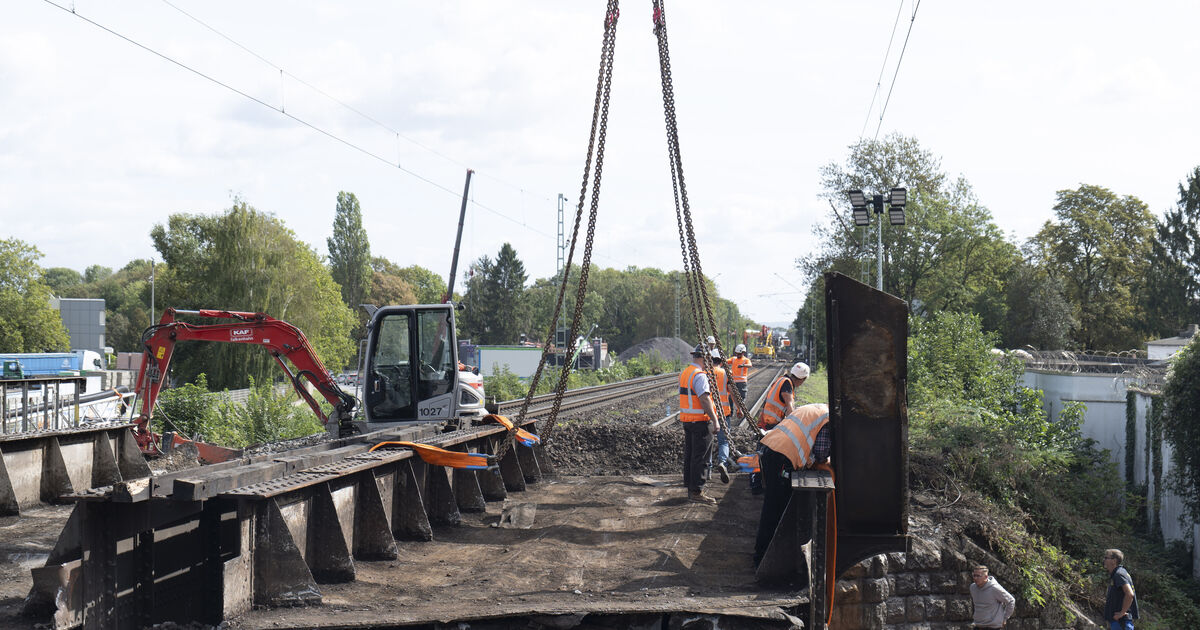 Demontage im zweiten Versuch: Kran entfernt Eisenbahnbrücke in Neuwied ...
