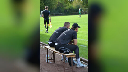 Sie trauten ihren Augen kaum: Emmelshausen-Karbachs Trainer Patrick Kühnreich und sein „Co“ Tom Schmitt mussten in Kleinlittersd