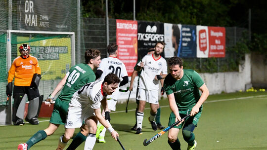 Finnjan Dick (rechts) ging mit dem LHC beim Titelaspiranten SaFo Frankfurt trotz guter Vorstellung Ieer aus.