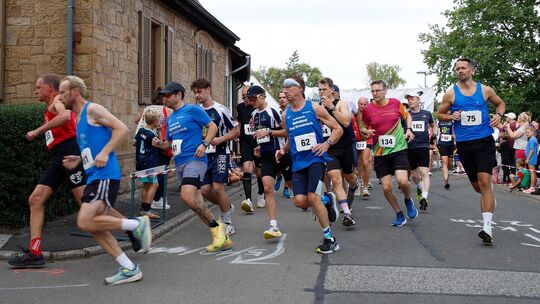 Scharf rechts um die Kurve geht es kurz nach dem Start für die Sportler beim Disibodenberg-Lauf. Links neben Marcus Töppich (Sta Scharf rechts um die Kurve geht es kurz nach dem Start für die Sportler beim Disibodenberg-Lauf. Links neben Marcus Töppich (Sta