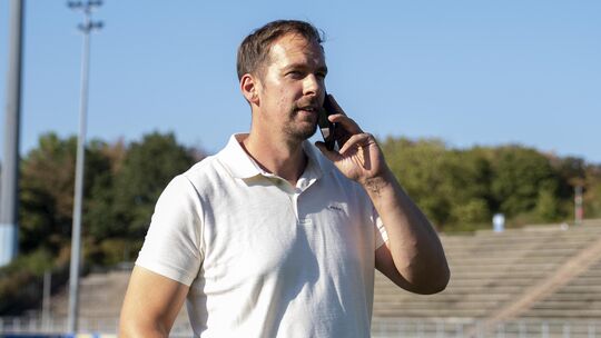 Ob Siegens Geschäftsführer Matthias Georg hier im Vorfeld des 3. Spieltages der Fußball-Regionalliga West im Schalker Parkstadio
