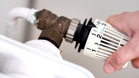 Thermostat-Ventil an einem Heizkörper Thermostat-Ventil an einem Heizkörper