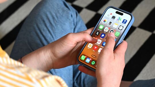 Auf dem Display eines Smartphones sind zahlreiche Apps zu sehen Auf dem Display eines Smartphones sind zahlreiche Apps zu sehen