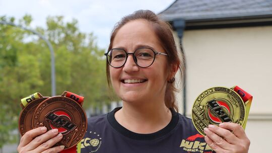 Irmke Keich mit ihren zwei Bronze- und der Goldmedaille.