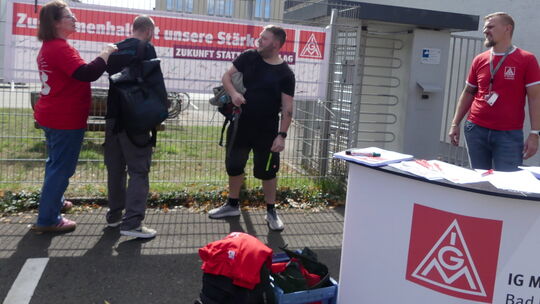 Viele Bito-Mitarbeiter solidarisierten sich mit der Automobilindustrie und unterschrieben gern das Transparent, das Stefan Peter