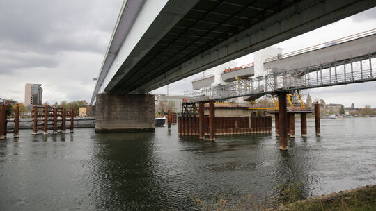 Unter anderem die großen Schiffsabweiser, die wie Schutzplanken auf einer Straße funktionieren (links), haben den Neubau der Pfa