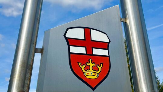 So sieht das Wappen der Verbandsgemeinde Maifeld seit 1970 aus. Es gleicht im Wesentlichen dem Wappen der Stadt Polch, ist jedoc So sieht das Wappen der Verbandsgemeinde Maifeld seit 1970 aus. Es gleicht im Wesentlichen dem Wappen der Stadt Polch, ist jedoc