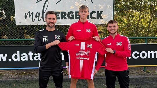 Malbergs Coach Florian Hammel (links) und sein Co-Trainer Carlos Lang (rechts) freuen sich, mit Miguel Garcia einen groß gewachs