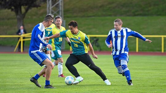 Besonderes Erlebnis auch für die AH-Fußballer des FC Nörtershausen-Udenhausen (in Blau-Weiß): Beim Helmut-Biller-Turnier in Bopp