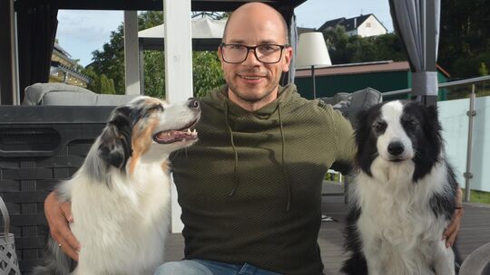 Auch einen Tag nach seinem deutlichen Wahlerfolg strahlte Feilbingerts künftiger Ortsbürgermeister Andreas Hund, hier mit seinen
