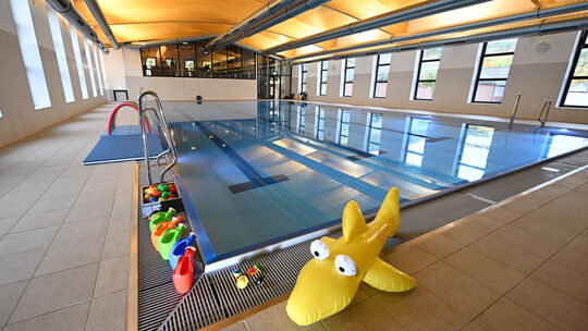In der Schwimmschule Sharky im Bonner Stadtbezirk Bad Godesberg lernen Kinder schwimmen. Derzeit ist im Gespräch, ob ein bedarfs