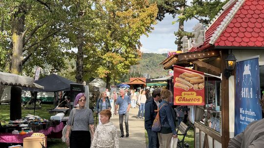 Bei spätsommerlichem Wetter lockte der Zwibbelsmaat in Bad Breisig am Montag wieder einige Besucher in den Kurpark zum Maatabsch
