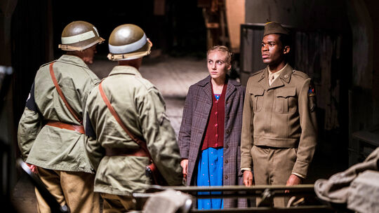 George (Reomy D. Mpeho) und Marie (Elisa Schlott) in der sechsteiligen Fernsehserie "Ein Hauch von Amerika, die im Dezember 2021