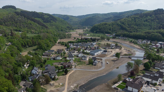 Riesige Freiflächen statt der mittlerweile abgerissenen Wohnhäuser prägten das Ortsbild von Insul im Ahrtal im Jahr 2022. Im obe