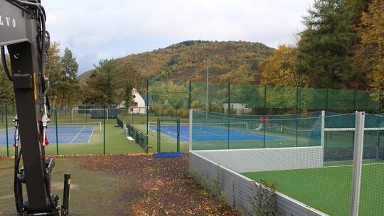 Auf dem alten Sportplatz, früher den Fußballern vorbehalten, wurde nach der Flut ein Soccerfeld und zwei Tennisplätze gebaut. Si