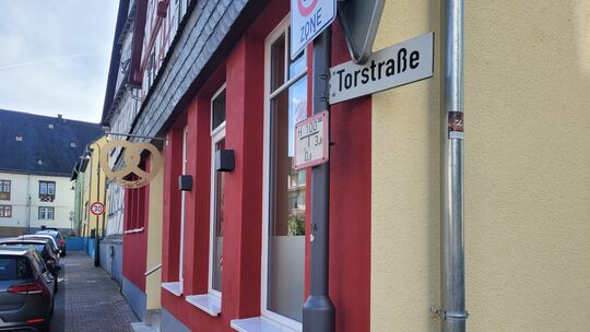 Am Tag danach ist rund um die Bäckerei in Kirberg nichts mehr von der Messerattacke vom Sonntagvormittag zu sehen.