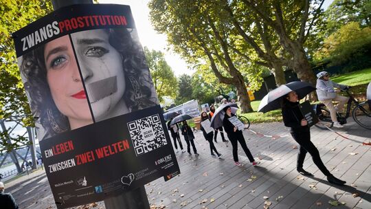 Das Bild zeigt den Schweigemarsch aus dem Oktober 2023: In Koblenz demonstrieren auch in diesem Herbst Menschen gegen Menschenha