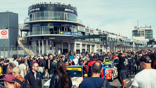Der historische Motorsport boomt: In der Startaufstellung auf dem Nürburgring war der Andrang riesengroß. Der historische Motorsport boomt: In der Startaufstellung auf dem Nürburgring war der Andrang riesengroß.