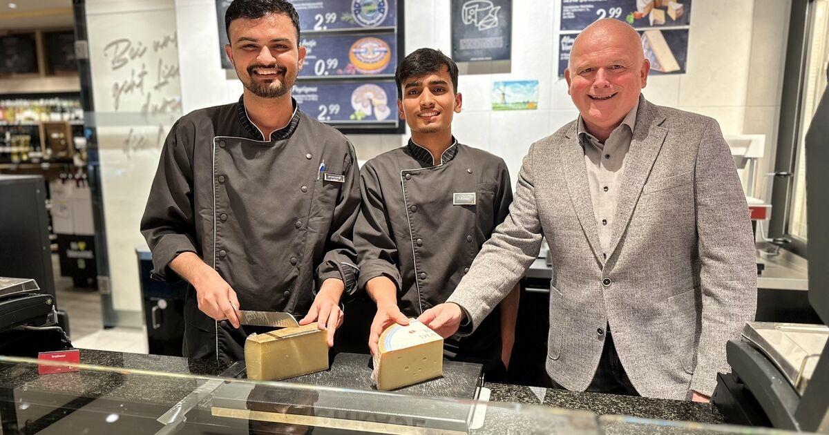 Retail in Ransbach-Baumbach: Two Nepalese advise customers at the fresh ...