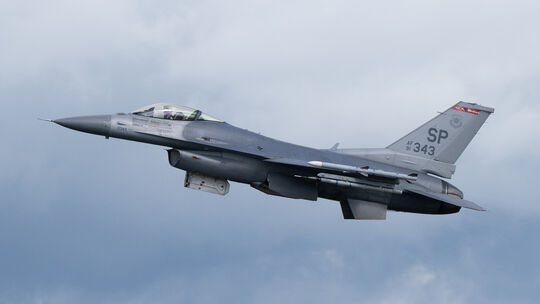 Ein F-16-Kampfjet der US-Airforce. Eine solche Maschine ist offenbar bei Landeanflug auf die US-Airbase in Spangdahlem verunglüc Ein F-16-Kampfjet der US-Airforce. Eine solche Maschine ist offenbar bei Landeanflug auf die US-Airbase in Spangdahlem verunglüc