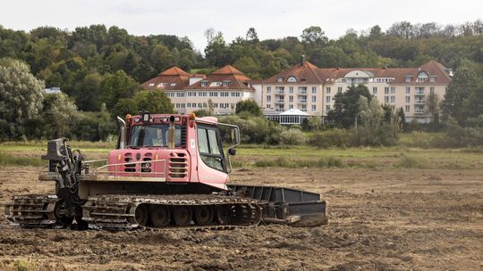 Die Umlagerung des Trockenschlamms ist noch in vollem Gange. Sie soll im Laufe des Herbstes abgeschlossen sein. Das Foto wurde A
