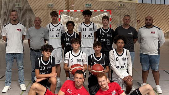 Mit diesem Team geht die U16 der TVO-Titans in die Runde: (hinten, von links) Erik Gerner, Dieter Grub, Henry Gerner, Cameron Da Mit diesem Team geht die U16 der TVO-Titans in die Runde: (hinten, von links) Erik Gerner, Dieter Grub, Henry Gerner, Cameron Da
