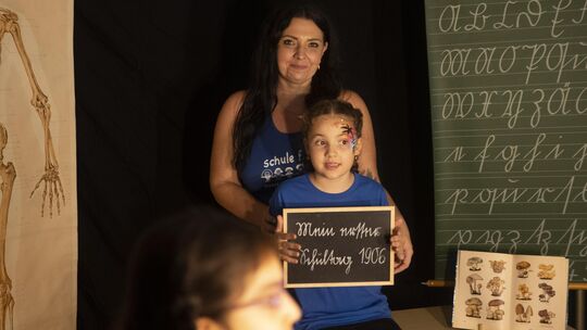 Viele Besucher nutzten die Gelegenheit, um an der Fotobox eine Aufnahme in historischer Schulkulisse zu machen.