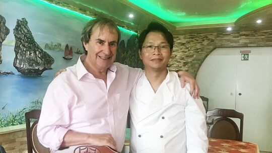 Tuan Anh Nguyen (rechts) ist heute noch von dem Besuch von Chris de Burgh berührt, der sein Restaurant vor einigen Jahren besuch