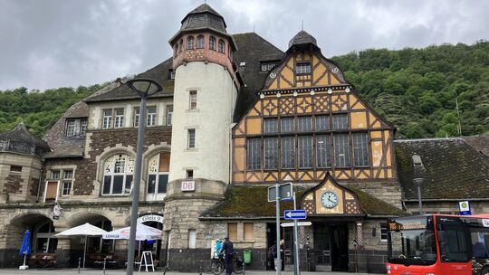 Der Bahnhof in Cochem, einst ein schmuckes Gebäude aus der Gründerzeit, soll erneut den Besitzer wechseln.