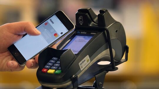 Smartphone zum Bezahlen an der Kasse eines Supermarkts