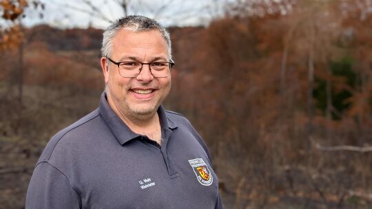 Udo Mohr, seit drei Jahren Wehrleiter der Freiwilligen Feuerwehren der VG Vordereifel, steht vor einem der verbrannten Waldstück Udo Mohr, seit drei Jahren Wehrleiter der Freiwilligen Feuerwehren der VG Vordereifel, steht vor einem der verbrannten Waldstück