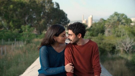 Mounia Akl und Hasan Akil werden zum Liebespaar in „A Sad and Beautiful World“. Mounia Akl und Hasan Akil werden zum Liebespaar in „A Sad and Beautiful World“.