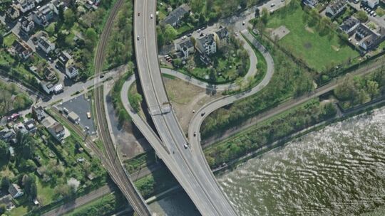 Die Luftbildaufnahme zeigt das Bahnkreuzungsbauwerk und Bolzplatzgelände in Koblenz-Horchheim.