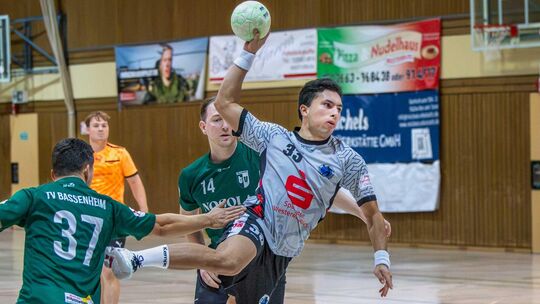 Philipp Wolf (am Ball) steuerte drei Treffer zum 36:30-Heimsieg der HSG Westerwald gegen den den TV Bassenheim beim. Philipp Wolf (am Ball) steuerte drei Treffer zum 36:30-Heimsieg der HSG Westerwald gegen den den TV Bassenheim beim.
