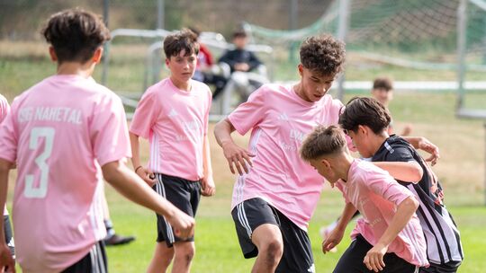 Die C-Jugend-Fußballer des VfL Weierbach (in rosa) agierten gegen die TSG Kaiserslautern mannschaftlich geschlossen und gewannen