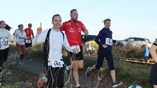 Ganz nah dran an der Natur sind die Teilnehmer der Cochem-Zeller Crosslaufserie wie hier beim Rennen in Kaisersesch auf den Stre Ganz nah dran an der Natur sind die Teilnehmer der Cochem-Zeller Crosslaufserie wie hier beim Rennen in Kaisersesch auf den Stre