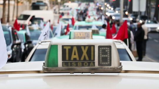 Angebot vom Tourismusbüro: Festpreis für Taxis am Flughafen Lissabon ...