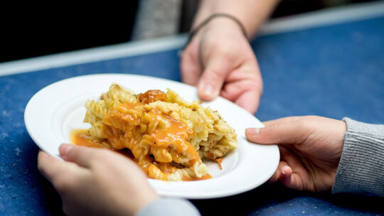 Bisher beteiligten sich Eltern beim Schulessen mit 4,13 Euro pro Mahlzeit, ab kommendem Jahr steigt der Betrag auf 4,57 Euro an.
